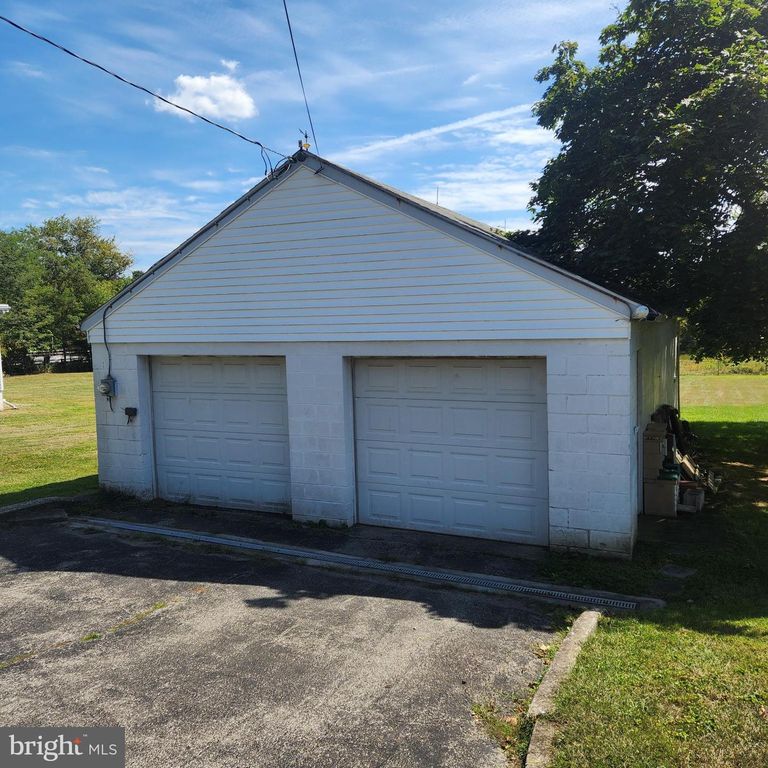 1030 E CANAL RD, Dover, PA 17315