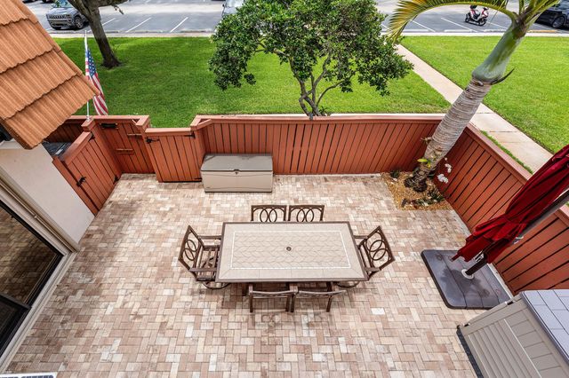 2818 Waterford Drive N, Deerfield Beach, FL 33442
