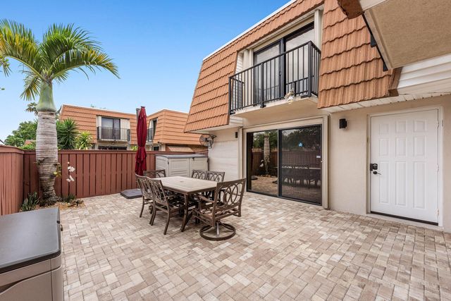 2818 Waterford Drive N, Deerfield Beach, FL 33442