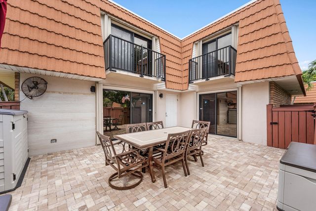 2818 Waterford Drive N, Deerfield Beach, FL 33442