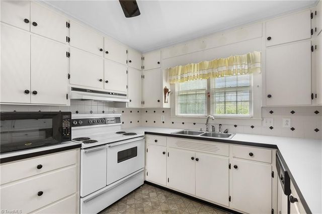 300 E Lee Avenue, Yadkinville, NC 27055