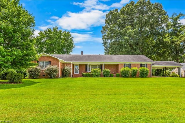 300 E Lee Avenue, Yadkinville, NC 27055