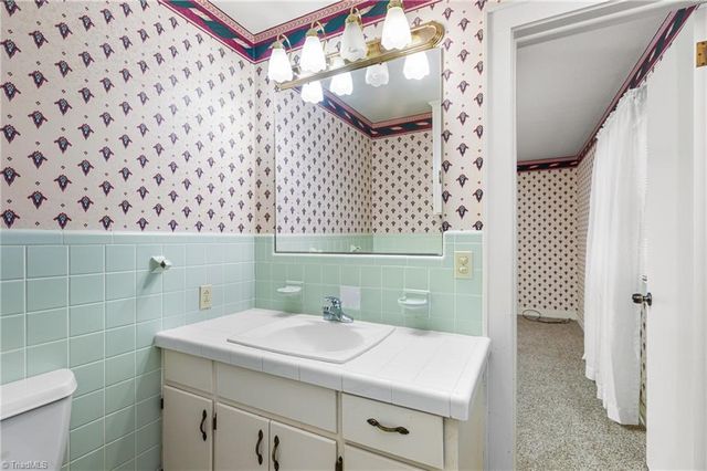 300 E Lee Avenue, Yadkinville, NC 27055