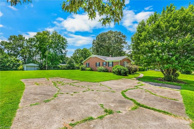 300 E Lee Avenue, Yadkinville, NC 27055