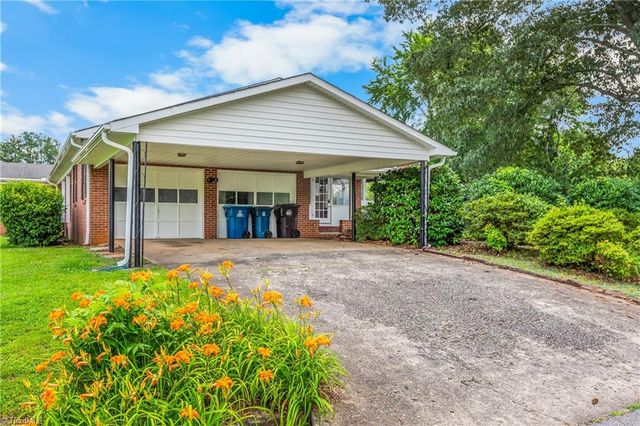 300 E Lee Avenue, Yadkinville, NC 27055
