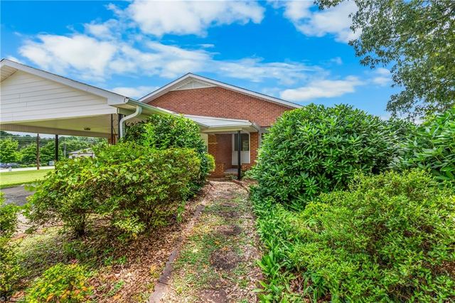 300 E Lee Avenue, Yadkinville, NC 27055