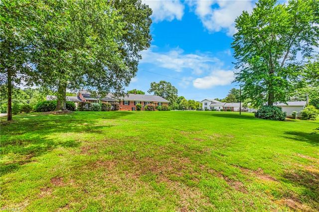 300 E Lee Avenue, Yadkinville, NC 27055