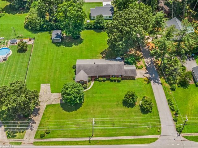 300 E Lee Avenue, Yadkinville, NC 27055