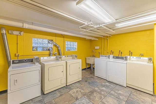 4820 W CONRAD Street 106, Skokie, IL 60077