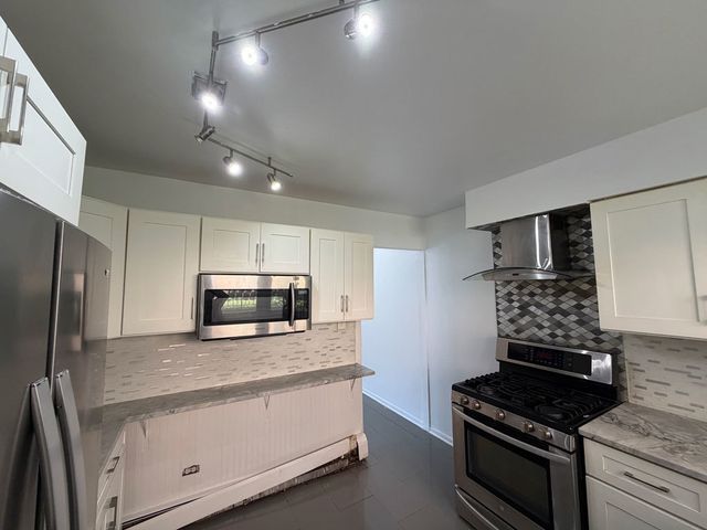 4820 W CONRAD Street 106, Skokie, IL 60077
