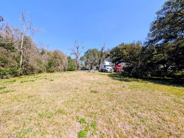 806 N Cleveland Street, Dayton, TX 77535