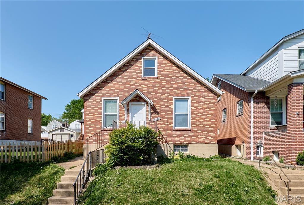 4832 Goethe Avenue, St Louis, MO 63116