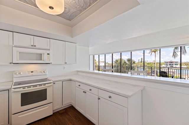 7600 BAYSHORE DRIVE 208, Treasure Island, FL 33706