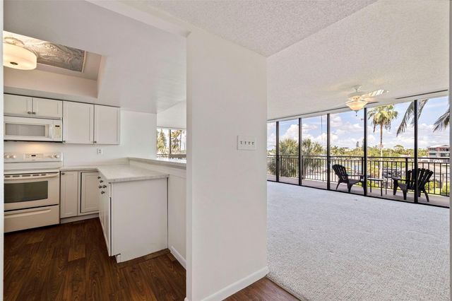 7600 BAYSHORE DRIVE 208, Treasure Island, FL 33706