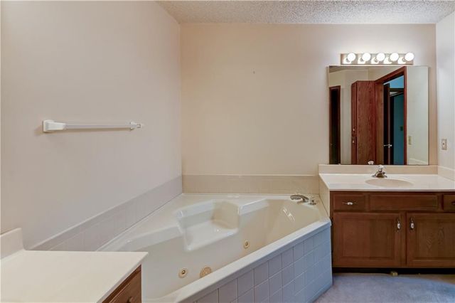 17800 E Bolger Road 303, Independence, MO 64055