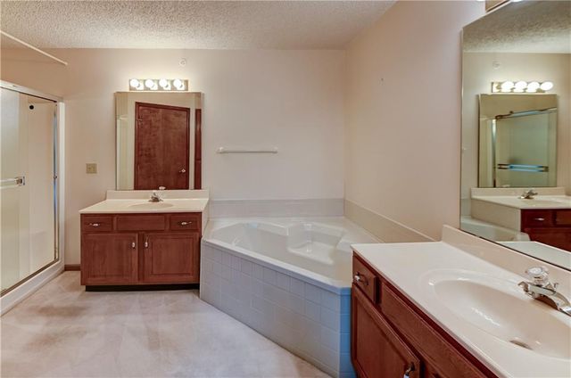 17800 E Bolger Road 303, Independence, MO 64055