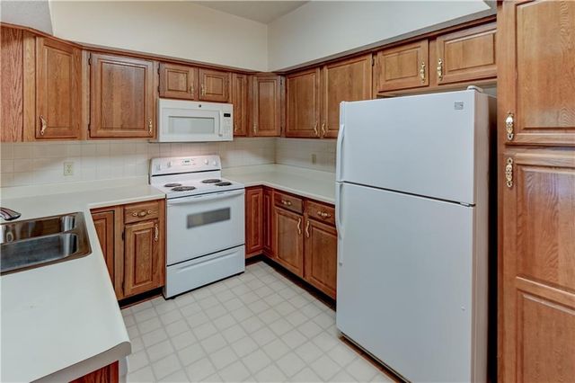 17800 E Bolger Road 303, Independence, MO 64055