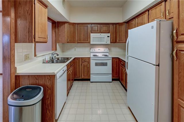 17800 E Bolger Road 303, Independence, MO 64055