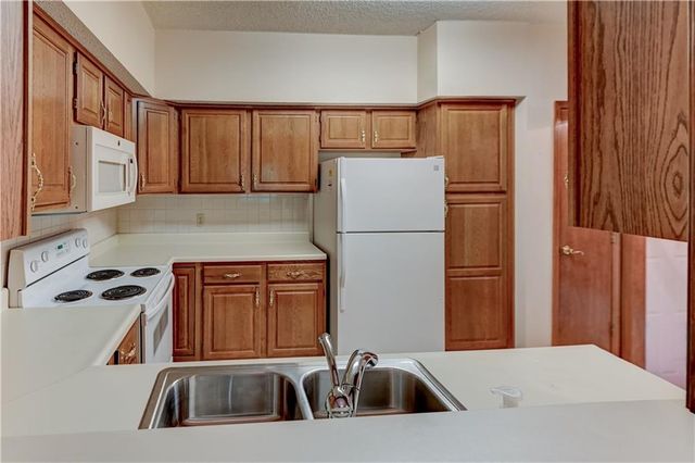 17800 E Bolger Road 303, Independence, MO 64055