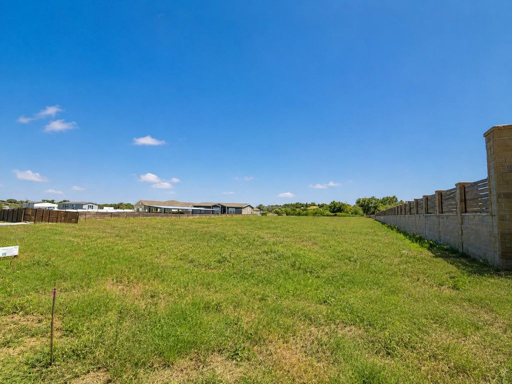 156 Rancho Linda DR, Lockhart, TX 78644