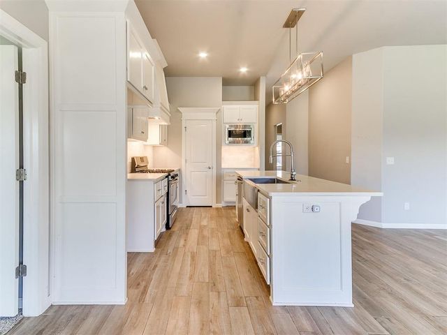 12912 SW 6th St. Street, Yukon, OK 73099