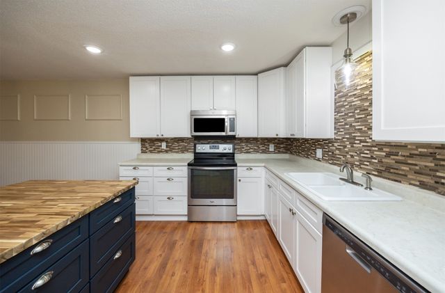 4906 W Park Drive, West Des Moines, IA 50266