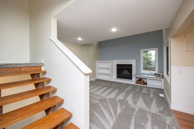 4906 W Park Drive, West Des Moines, IA 50266