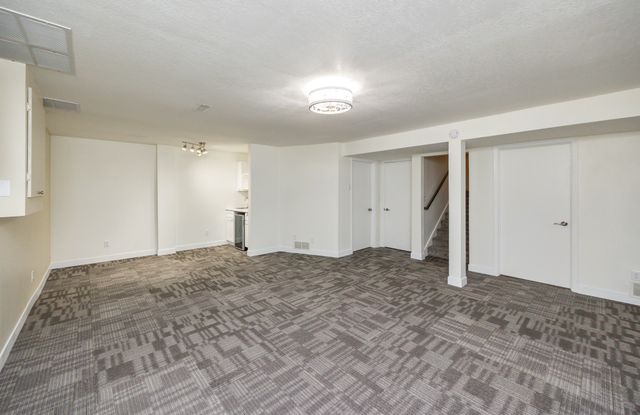 4906 W Park Drive, West Des Moines, IA 50266