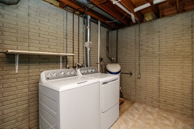 4906 W Park Drive, West Des Moines, IA 50266