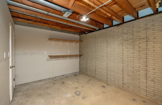 4906 W Park Drive, West Des Moines, IA 50266