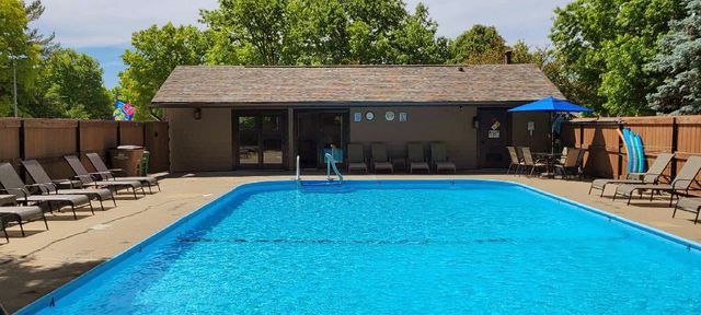 4906 W Park Drive, West Des Moines, IA 50266