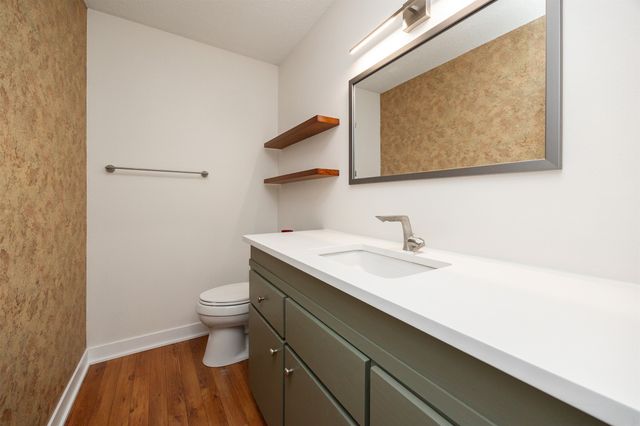 4906 W Park Drive, West Des Moines, IA 50266