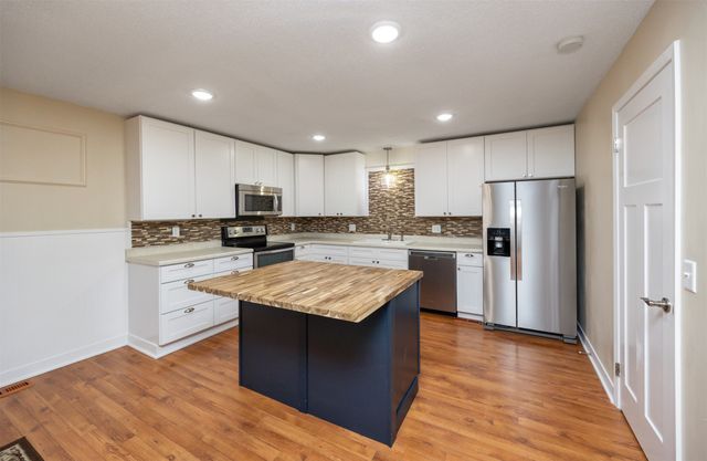 4906 W Park Drive, West Des Moines, IA 50266