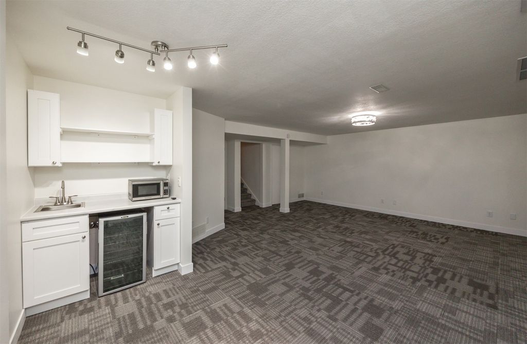 4906 W Park Drive, West Des Moines, IA 50266