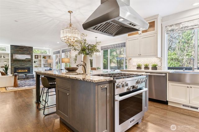 16454 108th Avenue NE, Bothell, WA 98011