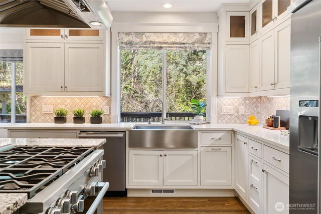 16454 108th Avenue NE, Bothell, WA 98011