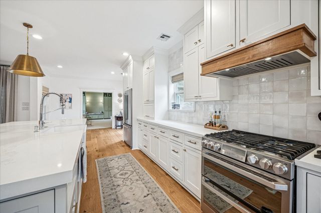 810 Silvergate Drive, Houston, TX 77079