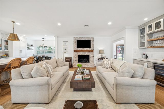 810 Silvergate Drive, Houston, TX 77079