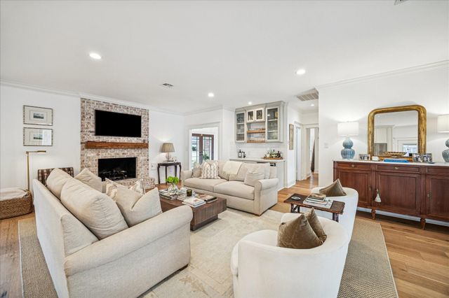 810 Silvergate Drive, Houston, TX 77079