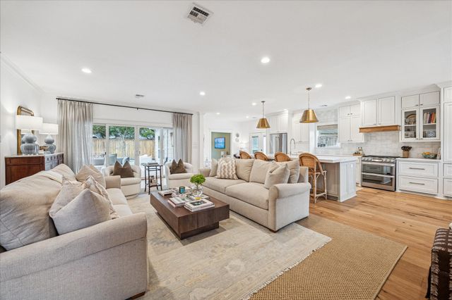 810 Silvergate Drive, Houston, TX 77079