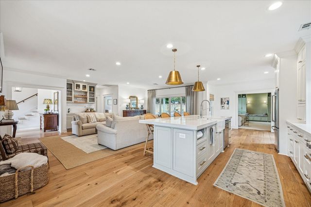 810 Silvergate Drive, Houston, TX 77079