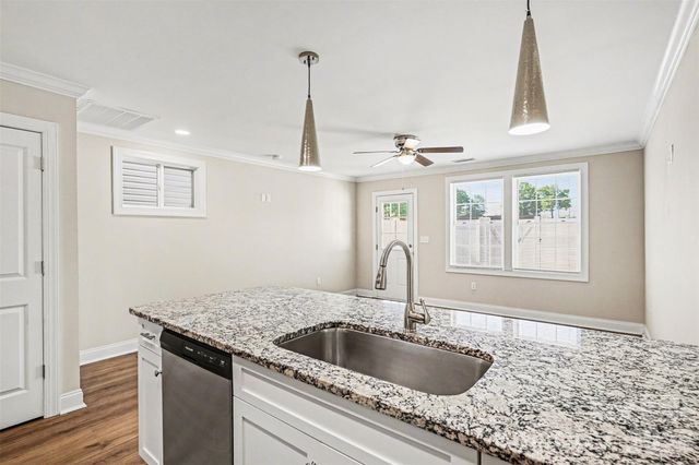 1006 10th Avenue NE, Hickory, NC 28601