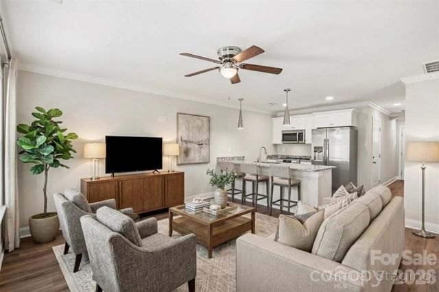 1006 10th Avenue NE, Hickory, NC 28601