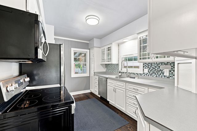 3924 Clinton Avenue, Des Moines, IA 50310