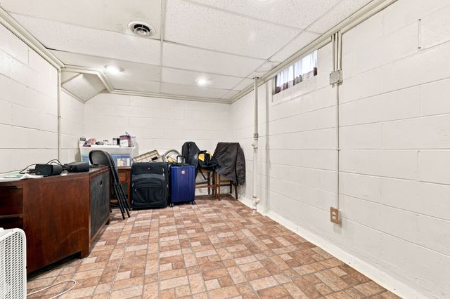 3924 Clinton Avenue, Des Moines, IA 50310