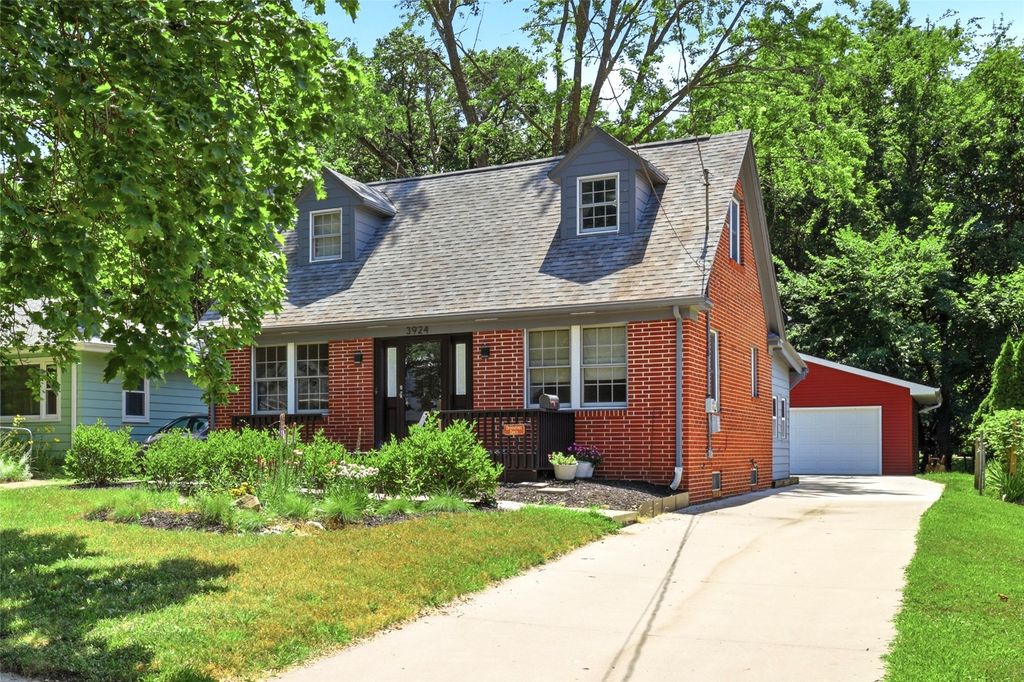 3924 Clinton Avenue, Des Moines, IA 50310