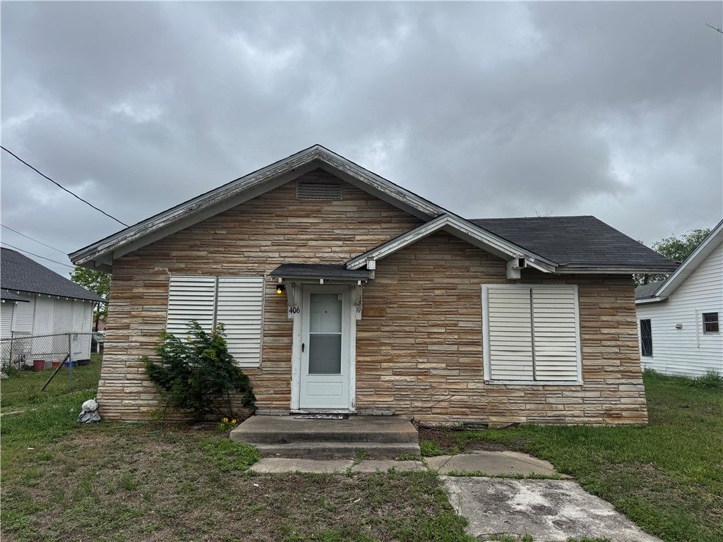 406 Mathis St, Taft, TX 78390