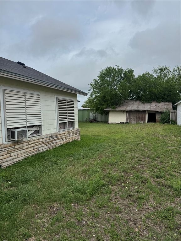 406 Mathis St, Taft, TX 78390 — photo 4