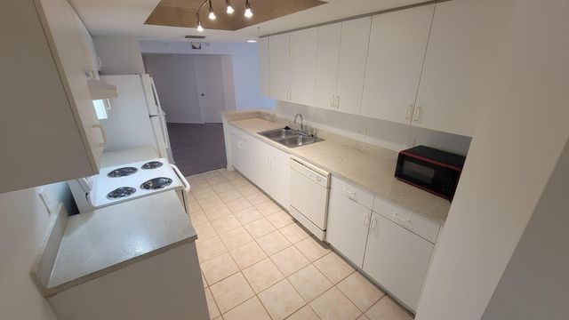 4197 N Haverhill Road 208, West Palm Beach, FL 33417