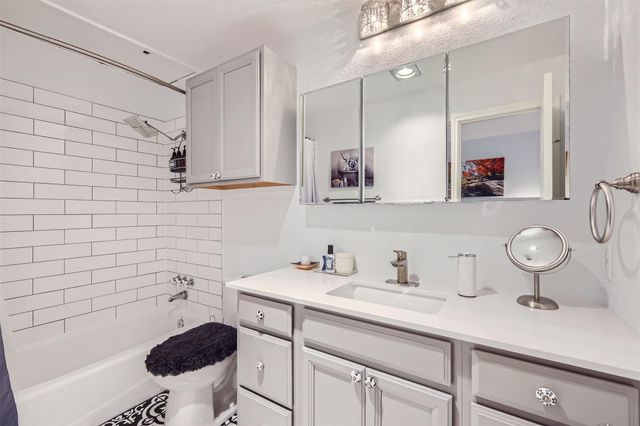 802 S 1st ST 215, Austin, TX 78704